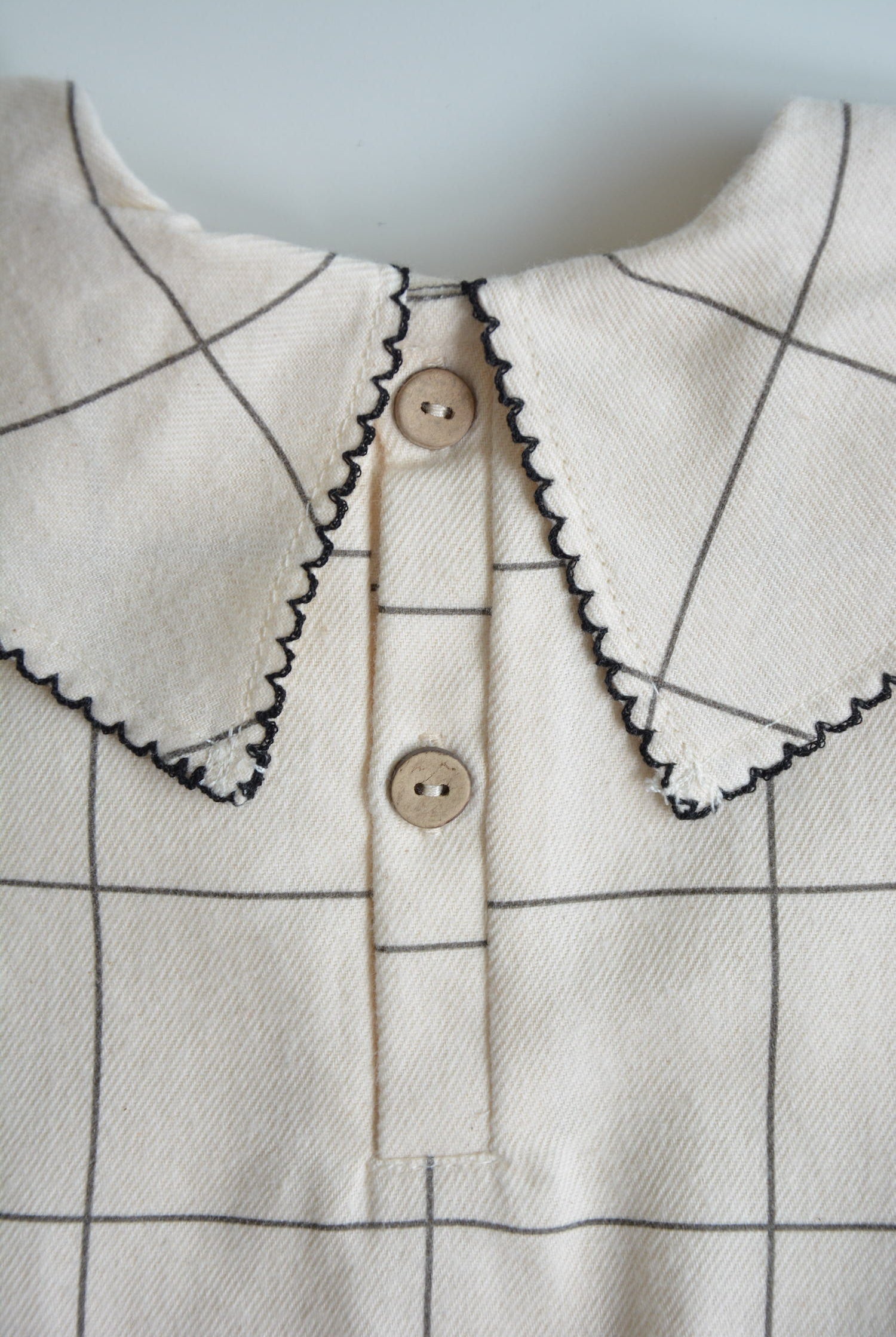 minimalist baby outfit gift
slow fashion baby clothes, fashionable toddler blouse present